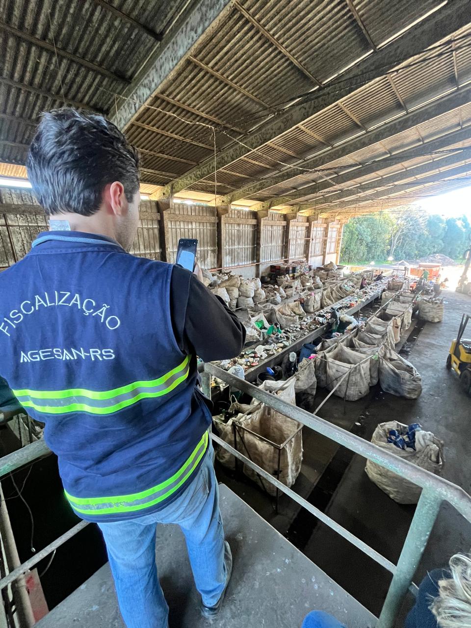 Foram verificadas estruturas do sistema de manejo de resíduos sólidos urbanos como transporte e triagem